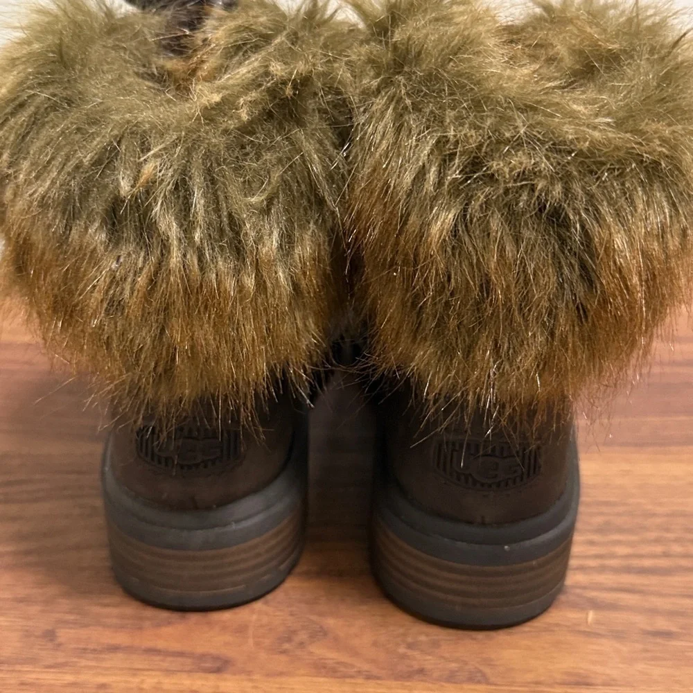 UGG Harrison Lace Up Ankles Boots in “Stout” Brown Leather with Faux Fur Collar.